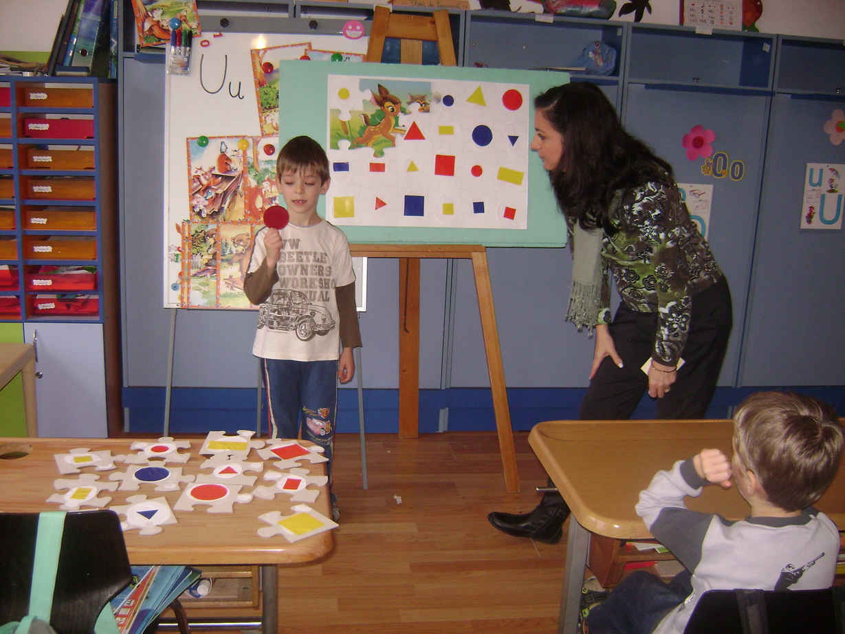Activitate matematică – Joc cu formele geometrice Activitate matematică – Joc cu formele geometrice